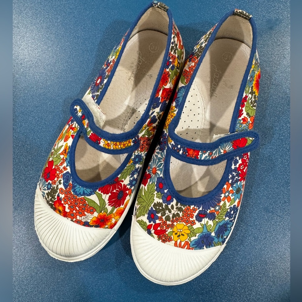 Sweet floral summer shoes from French brand Jacadi!